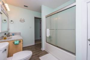 Un baño con ducha, inodoro y lavabo. en Hideaway Bay, en Gulf Highlands 31 fotos más