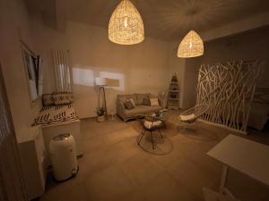 un salon avec un canapé et une table dans l'établissement Studio 45qm in Calpe Altstadt - ruhig & modern, à Calp