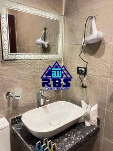 ein Bad mit einem Waschbecken und einem Spiegel in der Unterkunft RBS Tourist organizers Hotel in Kairo