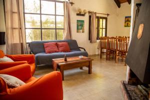 Bellamar Apart Hotel في بيلا فيستا: غرفة معيشة مع أريكة وطاولة