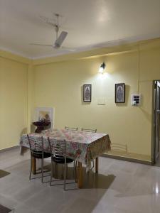 - une salle à manger avec une table et des chaises dans l'établissement Nivriti (Bliss) Homestay, à Guwahati