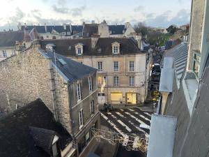 uma vista aérea de uma cidade com edifícios em Appartement centre ville Caen Vaugueux em Caen