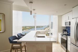 Una cocina o zona de cocina en Fontainebleau Miami Beach