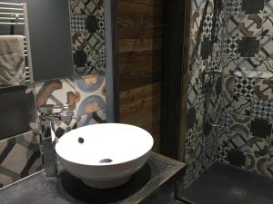 Zdjęcie z galerii obiektu appartement cosy style montagne avec jardin w mieście La Maure
