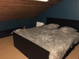 Zdjęcie z galerii obiektu appartement cosy style montagne avec jardin w mieście La Maure