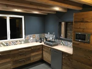 Zdjęcie z galerii obiektu appartement cosy style montagne avec jardin w mieście La Maure