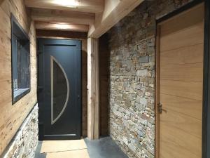 Zdjęcie z galerii obiektu appartement cosy style montagne avec jardin w mieście La Maure