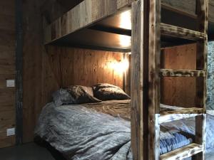 Zdjęcie z galerii obiektu appartement cosy style montagne avec jardin w mieście La Maure