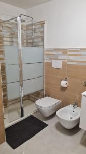 y baño con ducha, aseo y lavamanos. en Locazione turistica adriatico en Bari