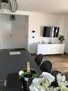 een eetkamer met een tafel met een fles champagne bij Villa SEVEN in Vir