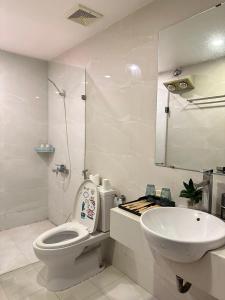 bagno bianco con servizi igienici e lavandino di LaLaHome Bắc Ninh a Bắc Ninh