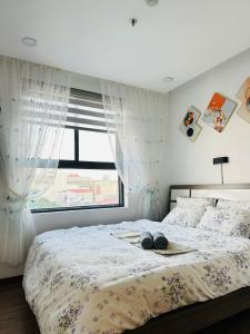 1 dormitorio con 1 cama grande y ventana en LaLaHome Bắc Ninh en Bắc Ninh