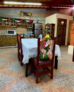 Villas de Morenos في Buenavista: مطبخ مع طاولة مع قطعة قماش بيضاء