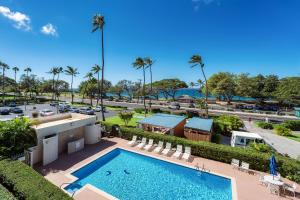 eine Luftansicht eines Resorts mit Pool und Parkplatz in der Unterkunft Maui Parkshore 307 - Stunning Remodel, Ocean Views in Wailea