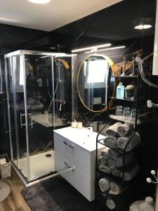 een badkamer met een witte wastafel en een spiegel bij Villa SEVEN in Vir +60 foto's