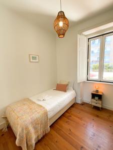 En eller flere senge i et værelse på Fantastic Spacious Apartment near Carcavelos Beach