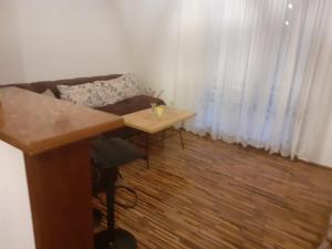 uma sala de estar com um sofá e uma mesa em Jovan em Šipovo