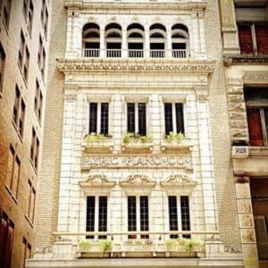 ein hohes Gebäude mit Fenstern und Pflanzen darauf in der Unterkunft The Historic Lyric Presidential Suite in Cincinnati