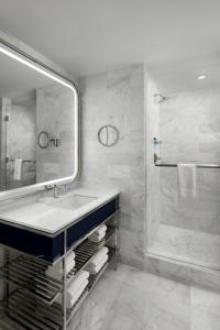 Un baño de Fontainebleau Miami Beach