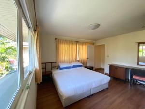 Postel nebo postele na pokoji v ubytování Baan Talay Samran B4/12D + 1 fotografie