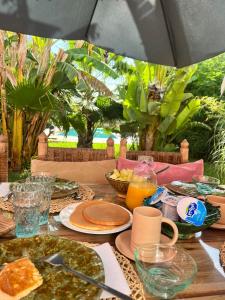 een tafel met borden eten en drinken erop bij Beldicolors in Marrakesh
