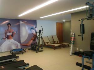 una habitación con un gimnasio con una gran pintura en la pared en Apartamento Dois Quartos, en Recife