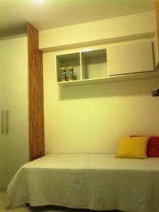 1 dormitorio con 1 cama, armario y estante en Apartamento Dois Quartos, en Recife