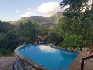 basen z górami w tle w obiekcie Altos del María, Panamá w mieście Sorá