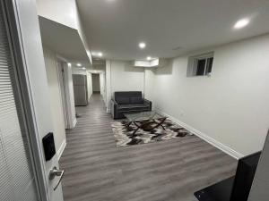 2 Bedroom private apartment with private entrance في برامبتون: ممر مع غرفة معيشة مع أريكة وطاولة