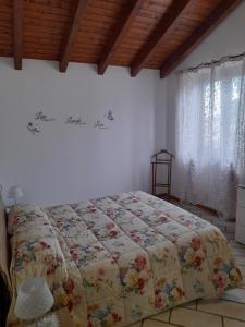 sypialnia z łóżkiem z kołdrą w obiekcie Malpensa Milano intero appartamento w mieście Cardano al Campo