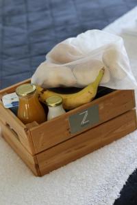 a wooden crate with a banana and three jars at Zambujal Suites in Sesimbra