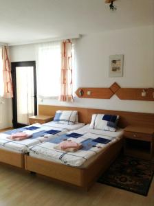 um quarto com 2 camas individuais num quarto em Pension Feiken em Wesenufer
