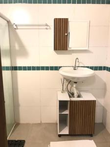een badkamer met een wastafel en een douche bij Babeu suites independentes in Rio de Janeiro