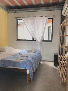 Un pat sau paturi într-o cameră la Babeu suites independentes