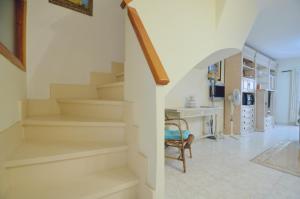 eine Treppe in einem Haus mit einem Schreibtisch und einem Stuhl in der Unterkunft La Pla House in El Campello