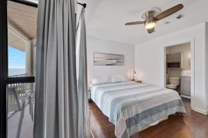 ガルフ・ショアーズにあるGulfside Townhomes 10の白いベッドルーム(ベッド1台、バルコニー付) +34枚の写真
