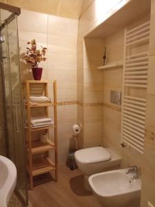 ein kleines Bad mit WC und Waschbecken in der Unterkunft CASA NEL QUARTIERE DELLE CERAMICHE in Grottaglie