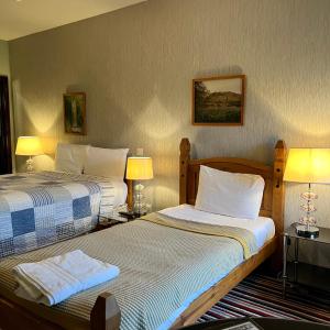Postel nebo postele na pokoji v ubytování The Yeats County Inn Hotel