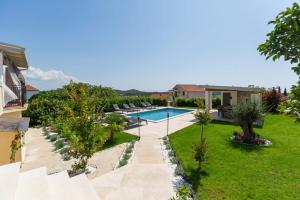 een afbeelding van een achtertuin met een zwembad bij Residence David in Poreč