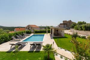 een zwembad met ligstoelen in de tuin bij Residence David in Poreč