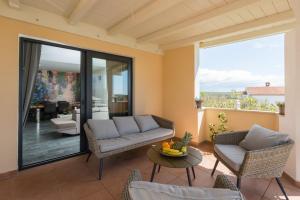 een woonkamer met een bank, stoelen en een tafel bij Residence David in Poreč