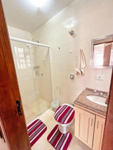 uma casa de banho com um chuveiro, um WC e um lavatório. em Apartamento em Curitiba