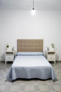 ein Schlafzimmer mit einem großen Bett mit zwei Nachttischen in der Unterkunft Casa Hacha in Corteconcepción