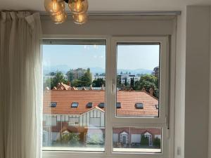 ein Fenster mit Blick auf ein Haus in der Unterkunft Exclusivo apartamento con aparcamiento gratuito in Laredo