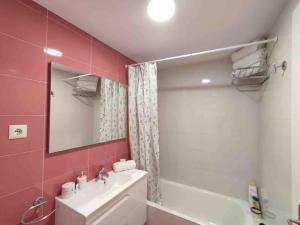 ein Badezimmer mit einem weißen Waschbecken und einem Spiegel in der Unterkunft Exclusivo apartamento con aparcamiento gratuito in Laredo + 5 Fotos