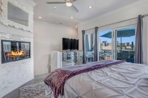 Postel nebo postele na pokoji v ubytování 4BR Spectacular Harbor View Modern Home 5min Zoo + 42 fotografií