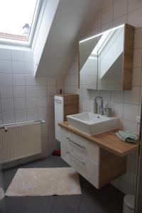 un bagno con lavandino e specchio di Weingut Bäuerl a Dürnstein