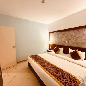 1 dormitorio con 1 cama grande en una habitación en Aquavista Hotel & Suites, en Áqaba