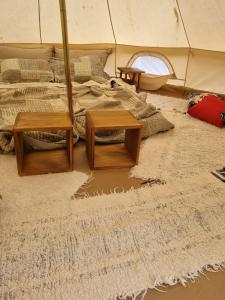 布魯馬迪紐的住宿－Ecovila Coração da Mata，一间帐篷内带一张床和两张桌子的房间