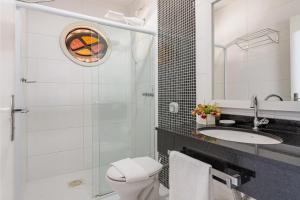 佛羅安那波里的住宿－Pousada Vô Santino，一间带卫生间和水槽的浴室